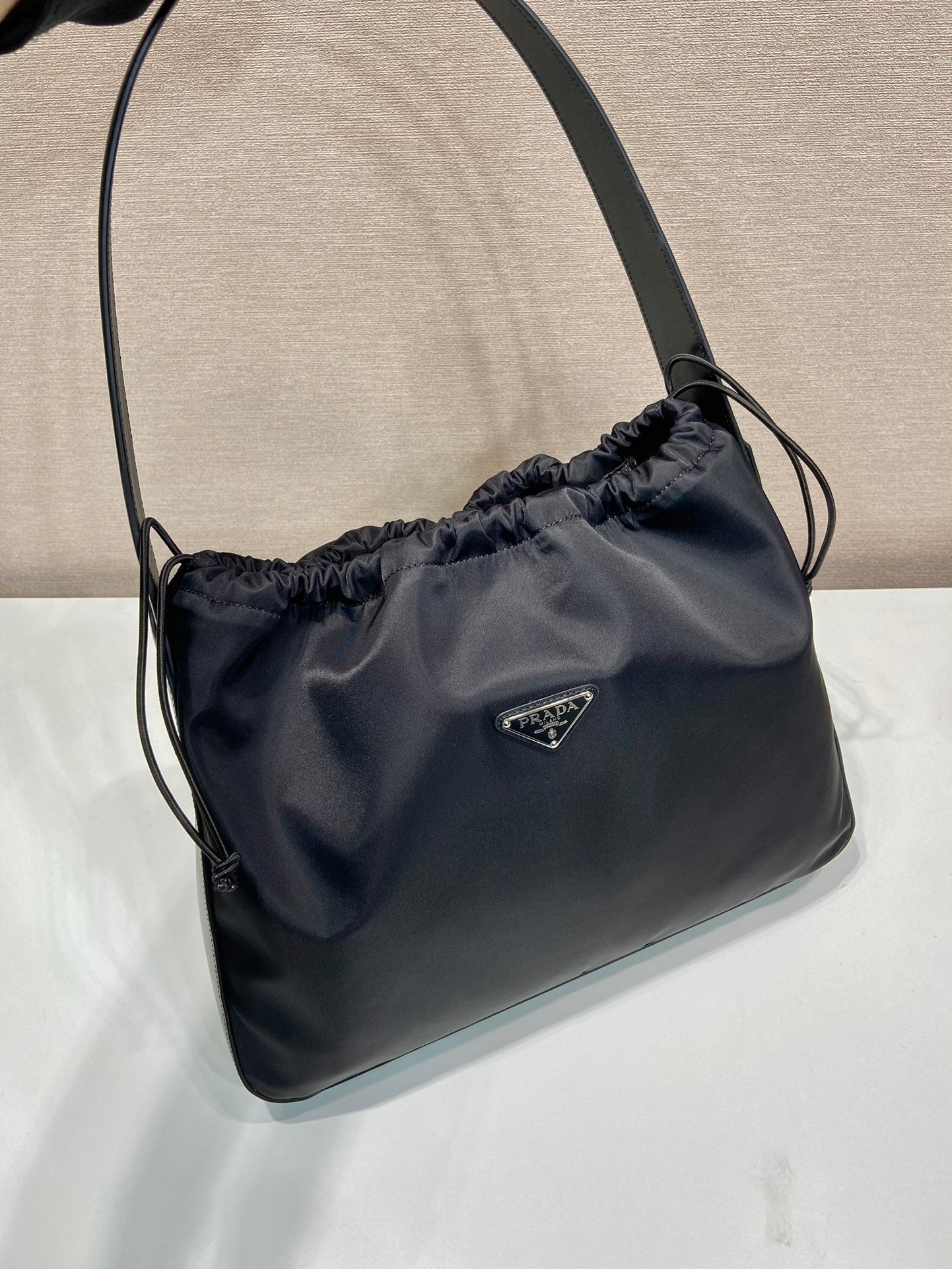 LARGE DRAWSTRING BAG 37 IN BLACK RE-NYLON