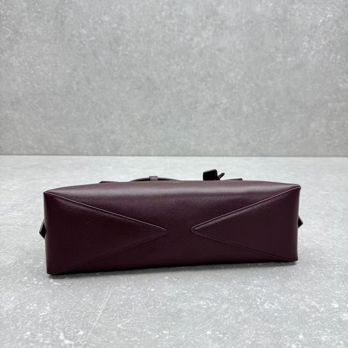 Alaia 2026 Le Teckel Medium Bag Burgundy Leather