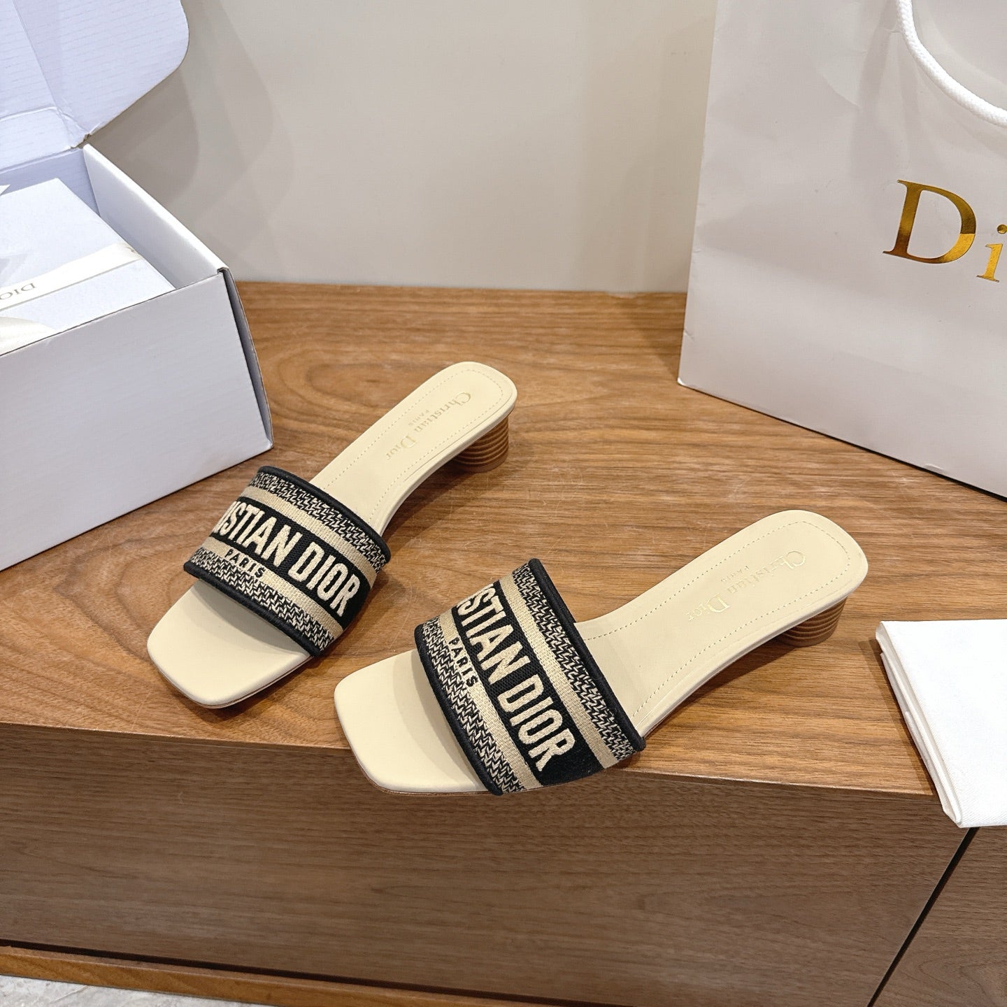 CD 26s Square - Toed Sandals Canvas Cowhide 685446