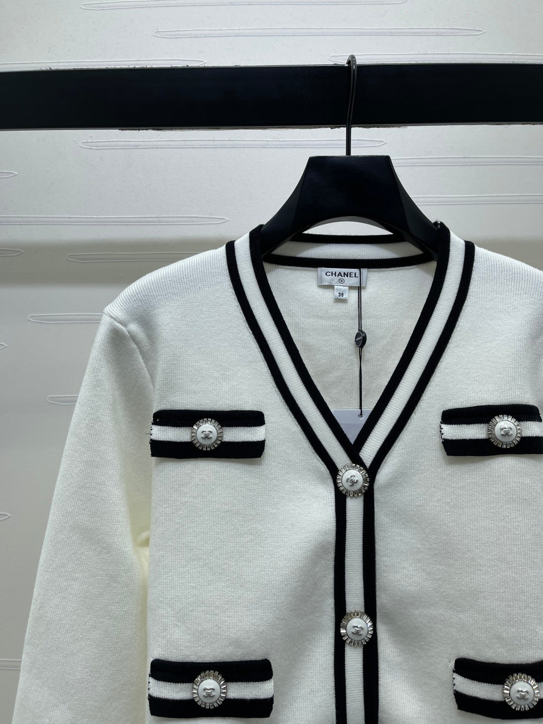 Chanel 2026 V-neck Knitted Long-sleeved Cardigan Wool 766458