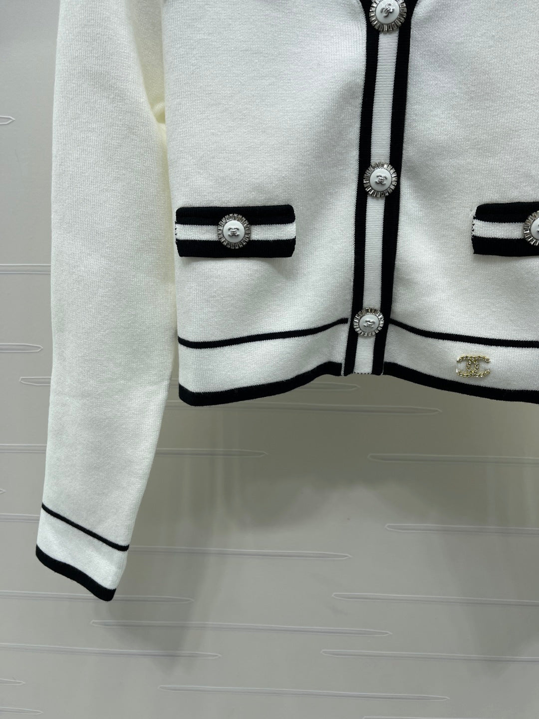 Chanel 2026 V-neck Knitted Long-sleeved Cardigan Wool 766458