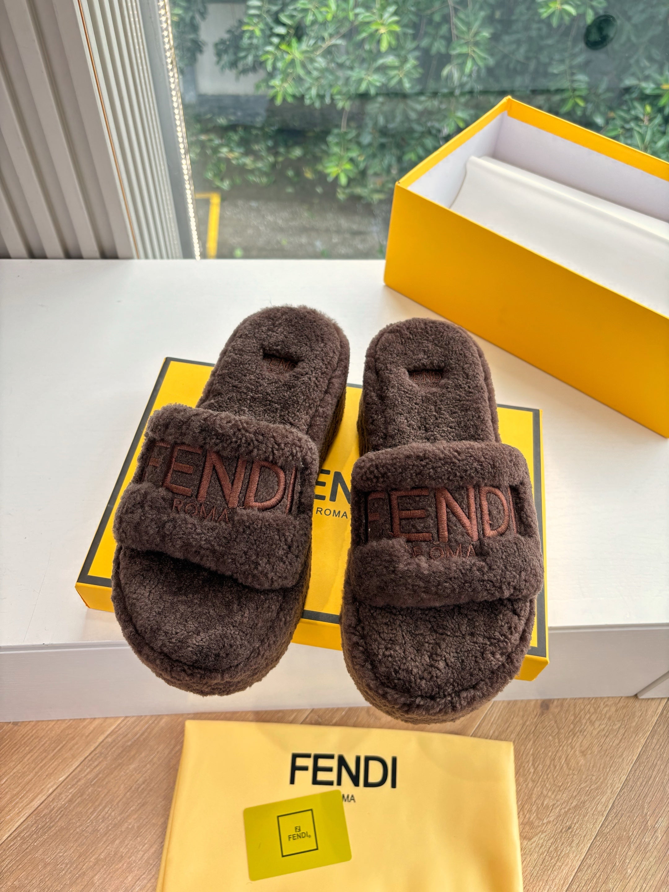 Fendi 25ss slippers dark brown wool 507102