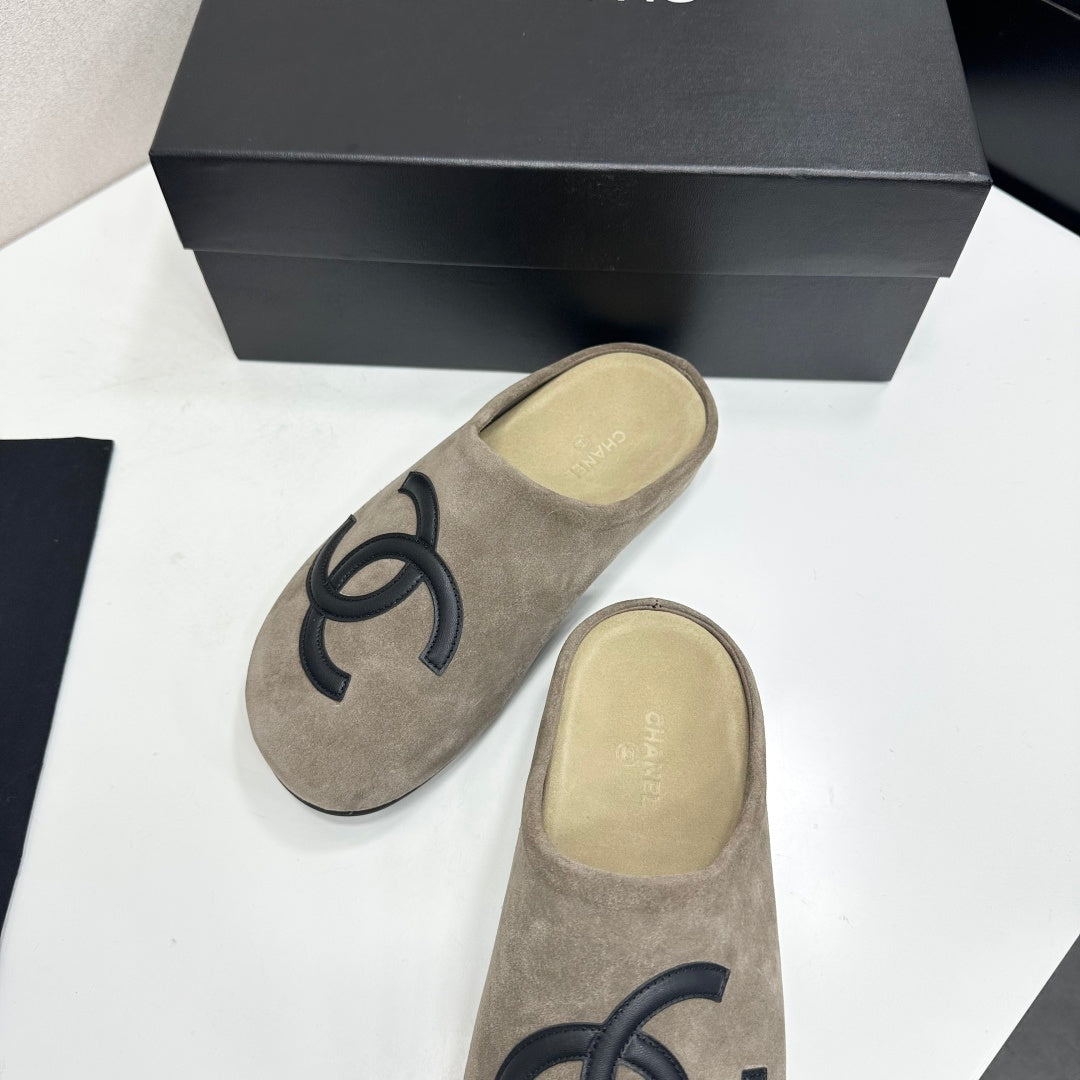 Chanel 2026 CC Logo Mule Suede 985651
