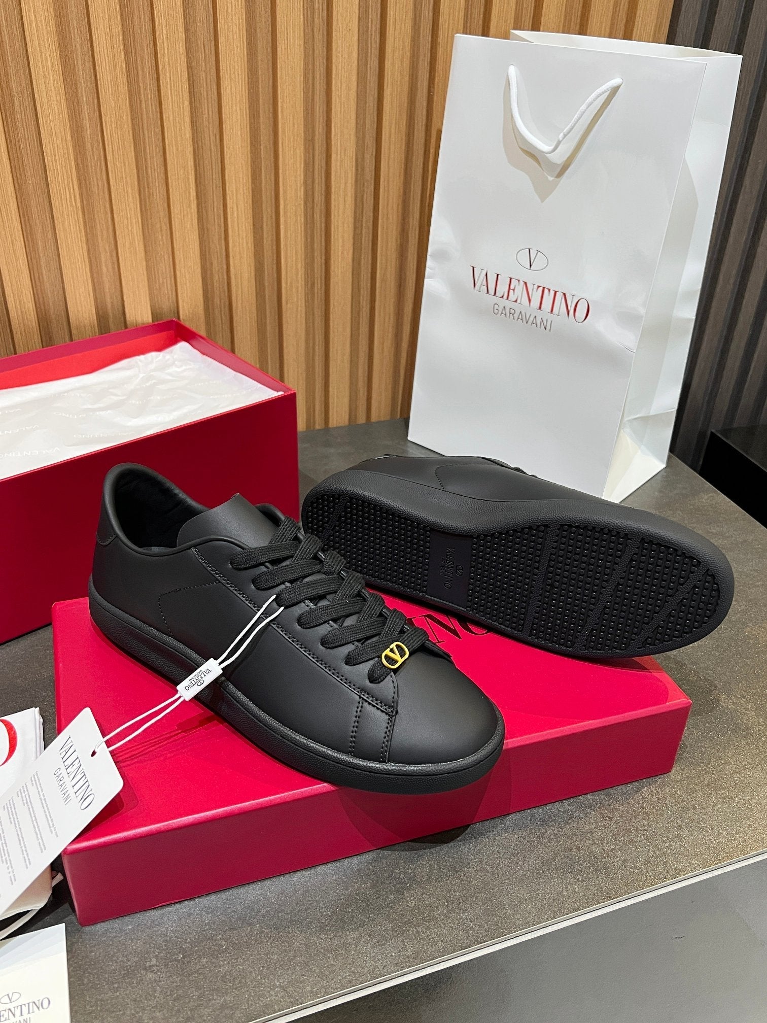 VT 25S  Casual Sneakers Black Cowhide 563092