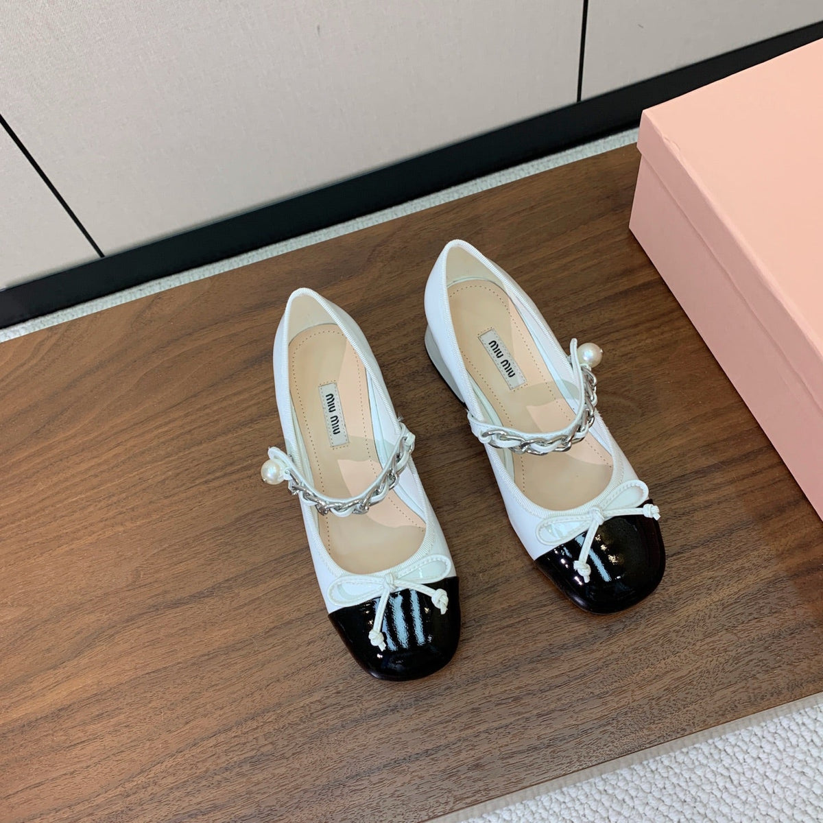 Miu Miu 2026 Pearl Chain Pumps 45mm White Black Patent Leather 994101