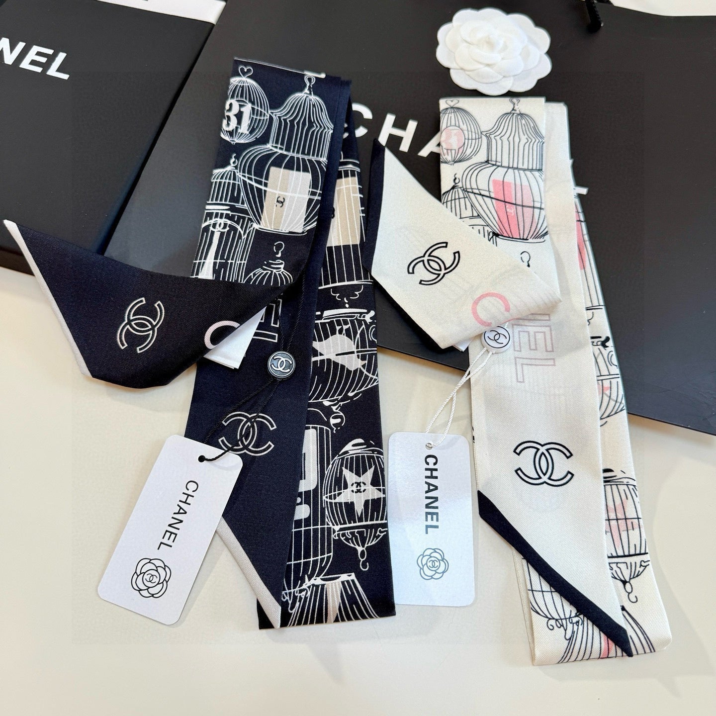 CC  Twilly Mini Scarf 120cm White Mulberry Silk 929777