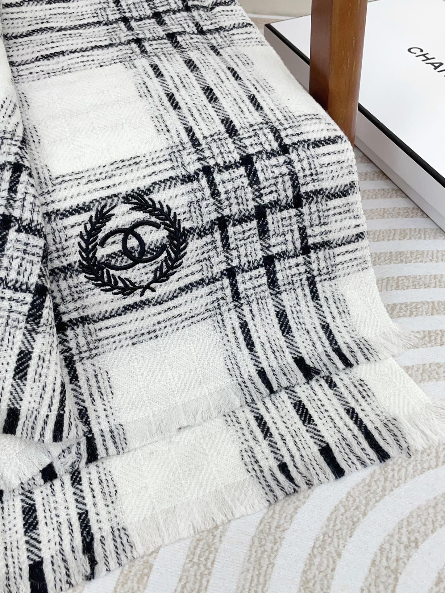 CC Scarf 190 CM In White With Black Stripes Fleece Wool 416907