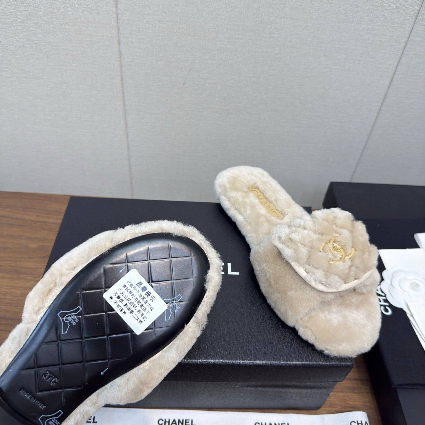 Chanel 25 Slipper Beige Smooth Lambwool 465601