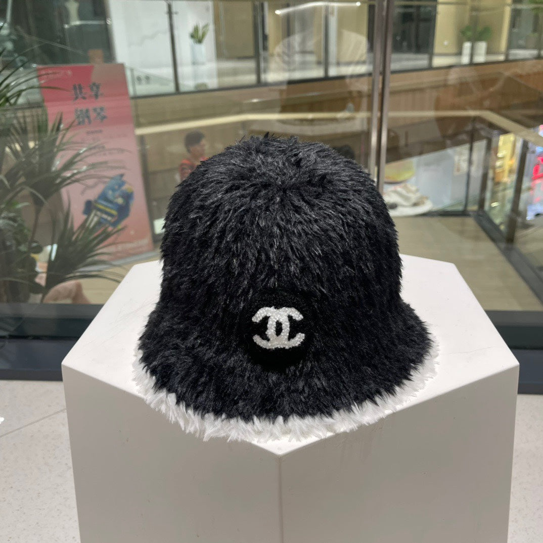 BUCKET HAT IN BLACK MIX WHITE LAMB FUR 420892