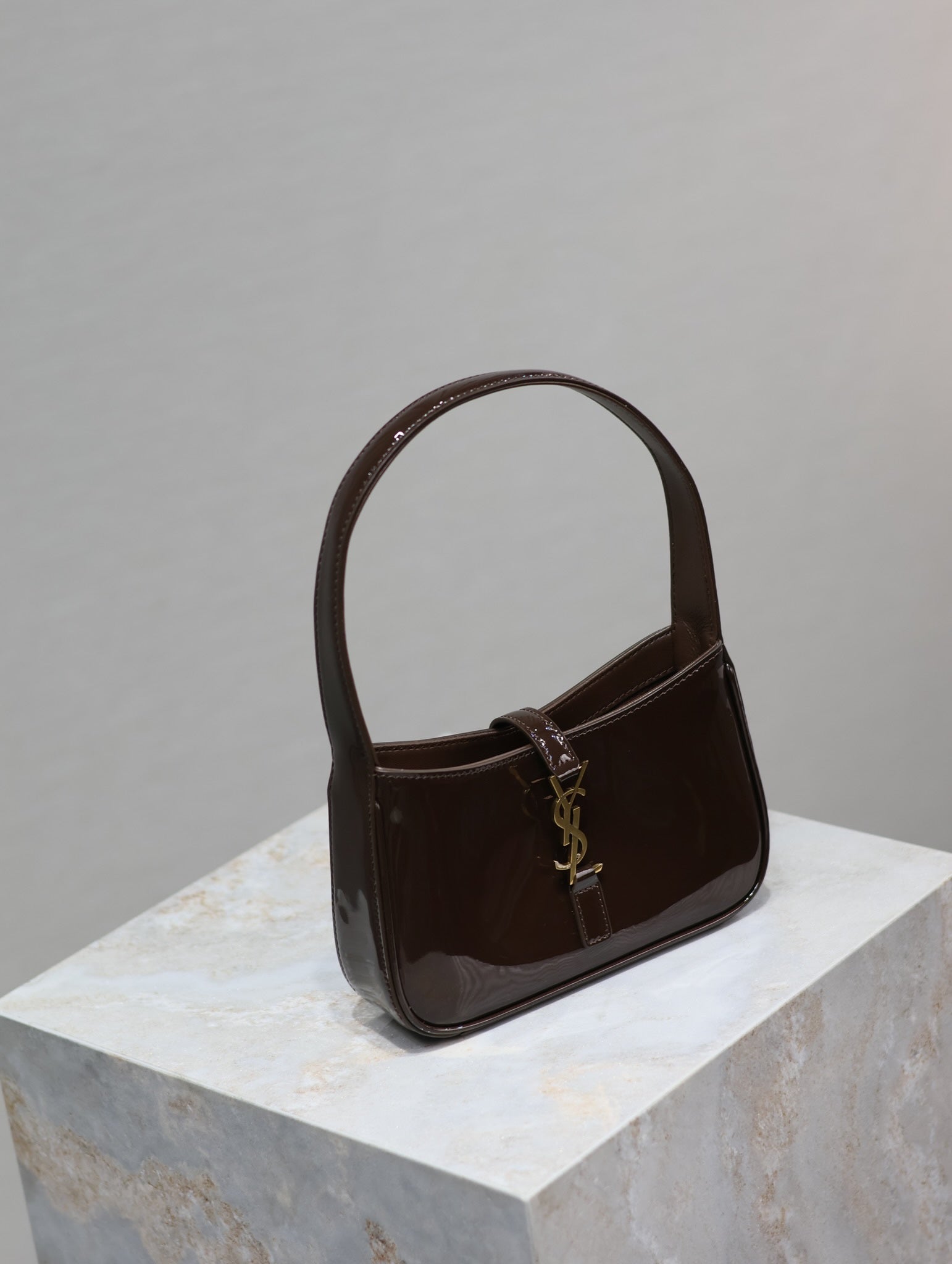 Le 5 a 7 19cm dark brown patent calfskin